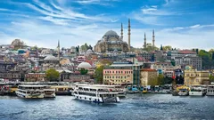 Slutet av mars i Istanbul: lugna dagar, färgglada tak och kvällens livliga gator