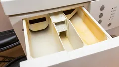 Hur man rengör tvättmedelsfacket i tvättmaskinen och får bort lukten utan onödiga kemikalier